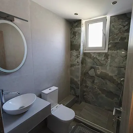 Apartamento Irina's 3 *